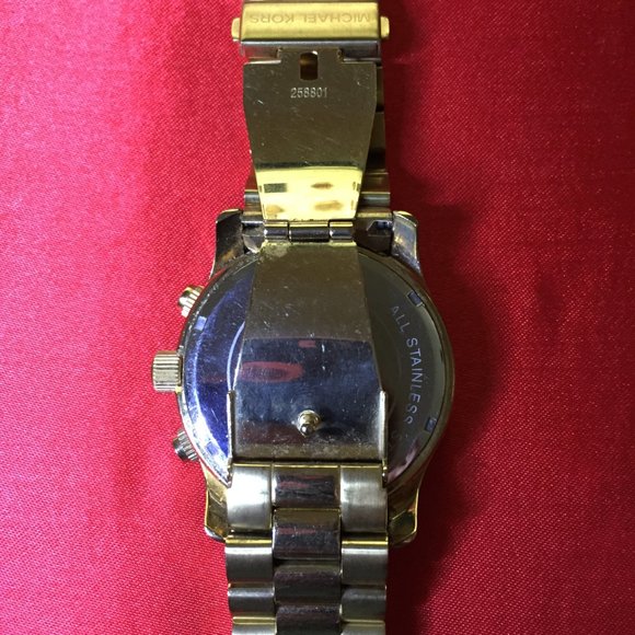 Michael Kors Men;s Oversize Runway Watch. - Picture 3 of 4